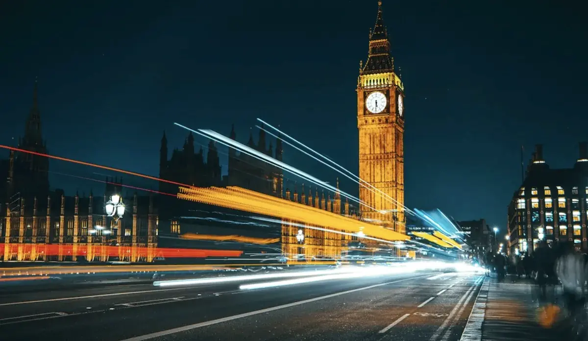 Il Palazzo di Westminster e il Big Ben di notte, a Londra