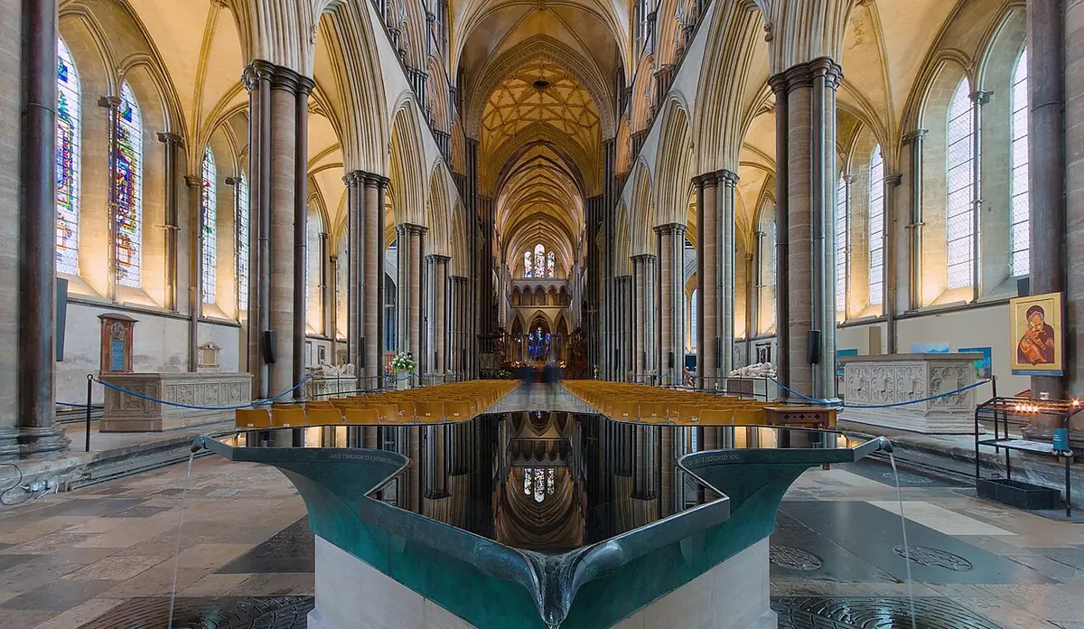 La navata e il fonte battesimale della Cattedrale di Salisbury