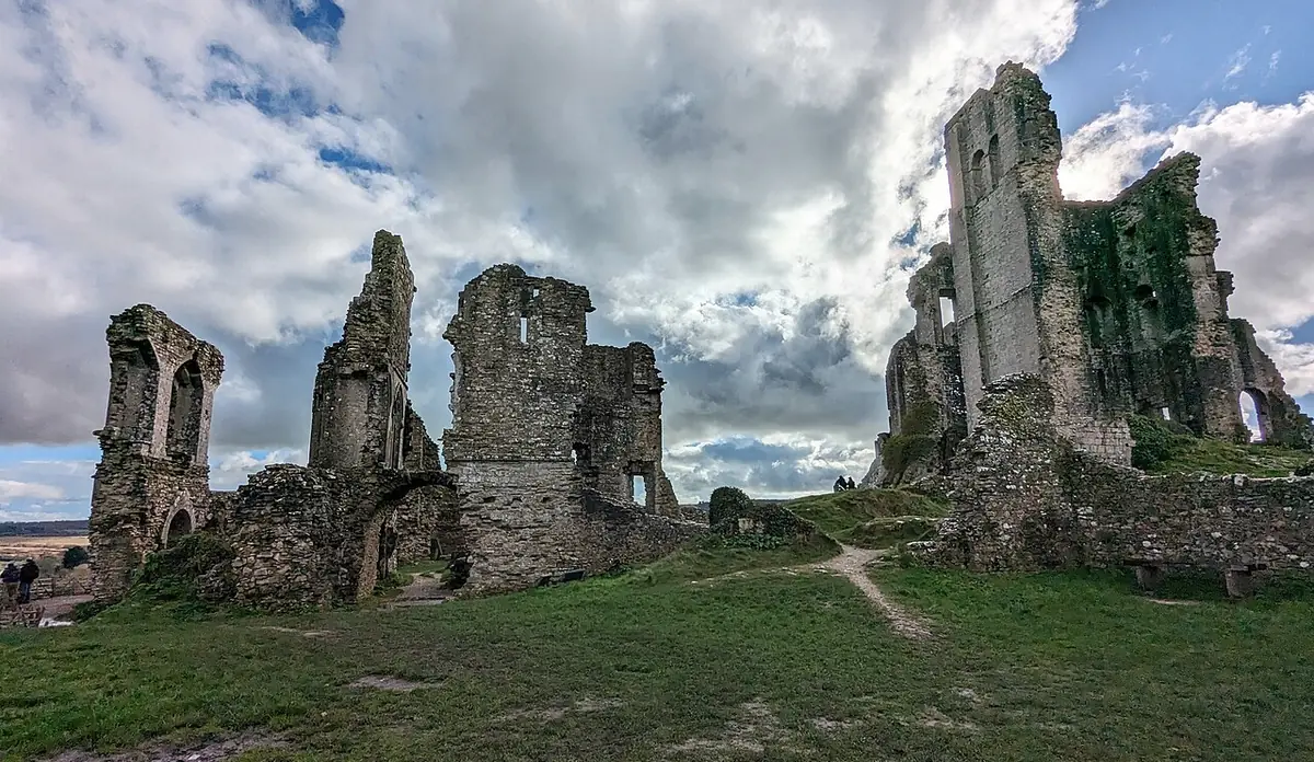 Le rovine di Corfe Castle sulla collina