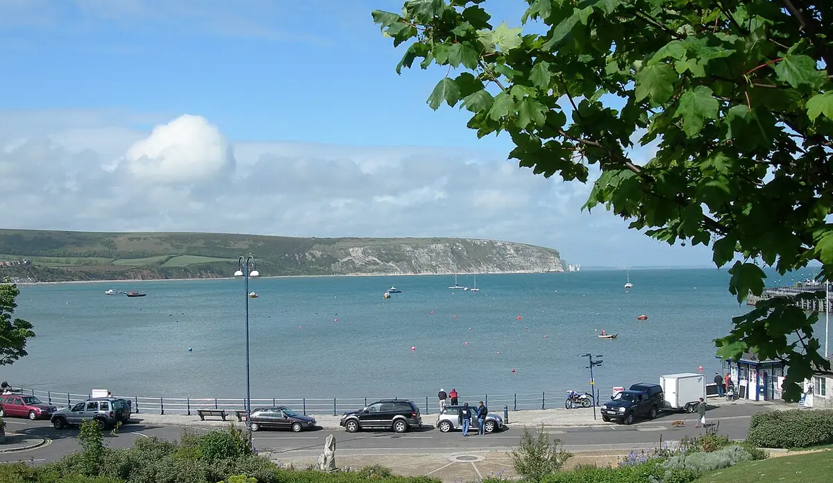 La baia di Swanage con le scogliere bianche all'orizzonte
