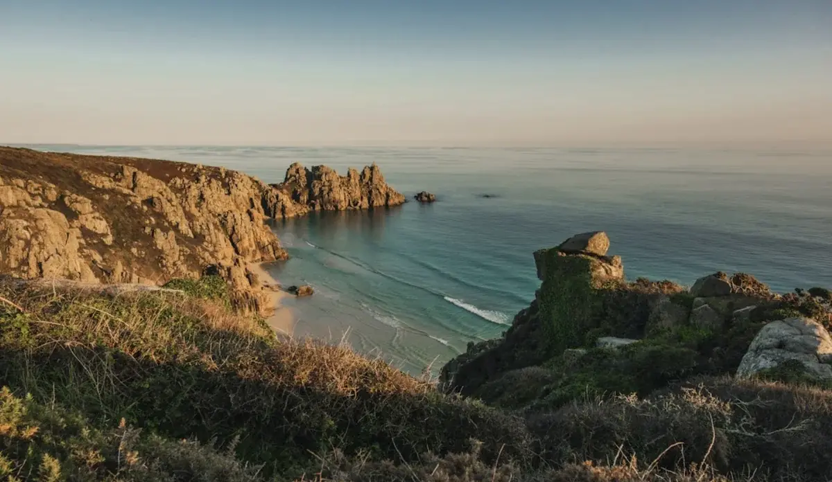 Scogliere e acque turchesi sulla costa della Cornovaglia