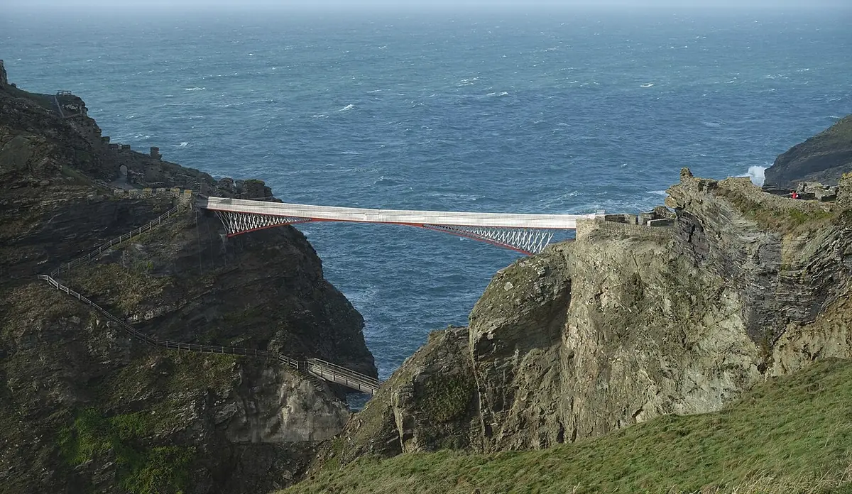I ponti verso il promontorio del castello di Tintagel