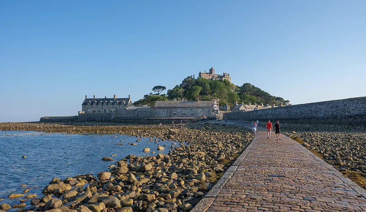 St Michael's Mount con la passerella scoperta dalla bassa marea