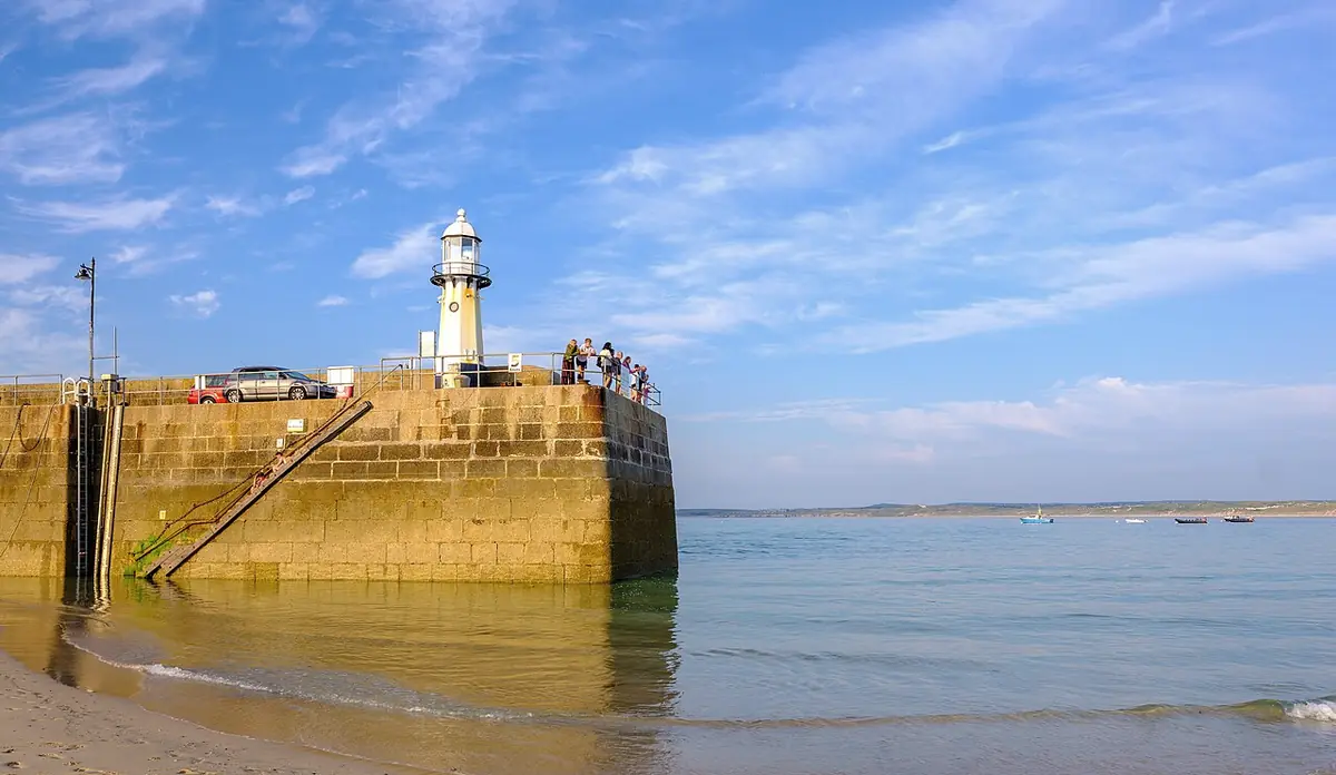 Il molo con il faro nel porto di St Ives