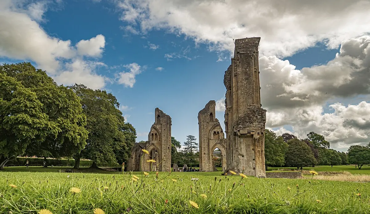 Le rovine dell'Abbazia di Glastonbury nel prato